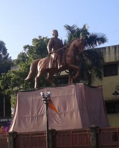 Pune Statue